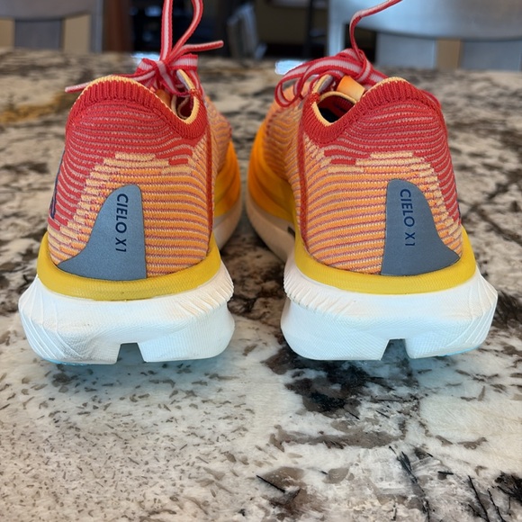 Like New Hoka Cielo X1, 7.5, only worn on treadmill, less than 20 miles - Picture 3 of 5
